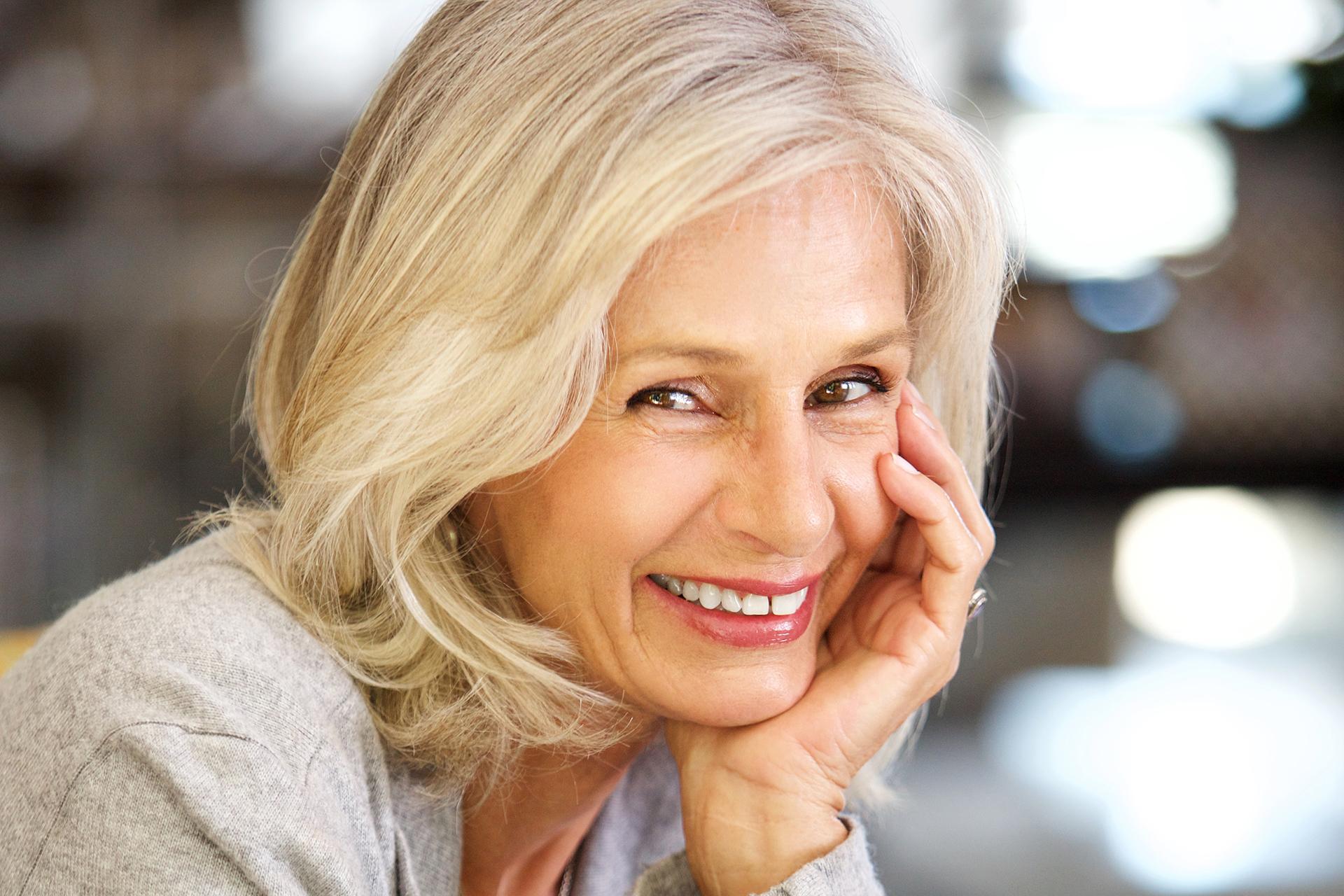 Visage d'une femme souriante agée d'une cinquantaine d'années